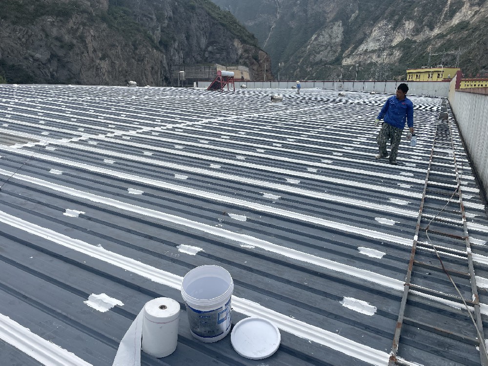 彩鋼屋面漏水怎么辦？采用SYR金屬屋面防水涂料配合專用縫織聚酯布施工處理是一種有效的方式